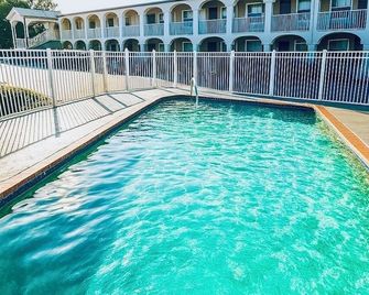 Days Inn by Wyndham Bradenton I-75 - Bradenton - Pool