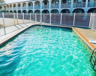 Days Inn by Wyndham Bradenton I-75 - בריידנטון - בריכה