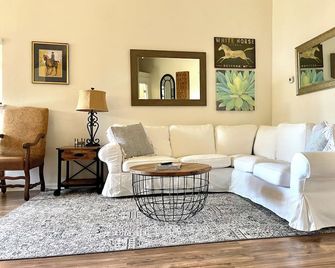 Westbrooks Farm Private Studio- Los Olivos Area - Santa Ynez - Living room