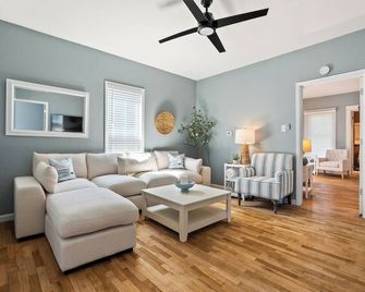 The Great Lakes Hideaway, Cozy & Centrally Located For Travelers - Battle Creek - Living room