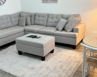 Mother in law suite private entrance washer and dryer in unit - Leesburg - Вітальня
