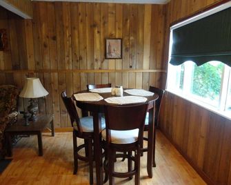 Old Towne Inne Chuckwagon Bar & Grill - North Bend - Dining room