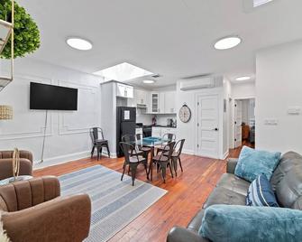 Spacious 4-bedroom house in vibrant Brooklyn with WiFi and AC - بروكلين