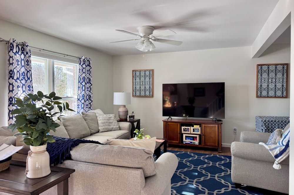 Top 5% Home, 3 Br Modern Oasis: Grill, Parking, & Pancakes the Cubhouse - State College - Living room