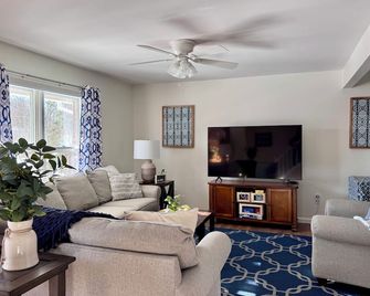 The Cubhouse-Warm 3 Bdrm Home,4mi to Psu W/Free Parking, Grill, Wifi & Breakfast - State College - Living room