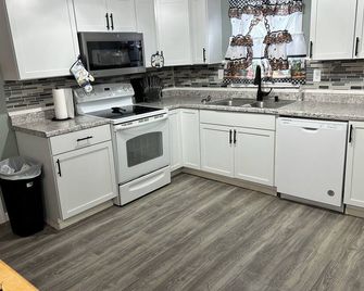 Charming 2-bedroom cottage in welcoming Larned with AC,WiFi, full over full bunk - Larned - Kitchen