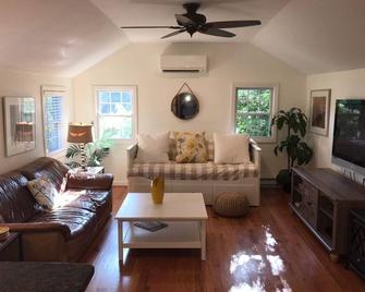 The gardners Cottage 1 mile from long Island Sound - pet friendly - Clinton