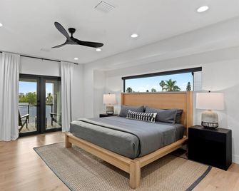 NEW 4 bd 3 bth, heated pool, golf cart block from beach - Belleair Bluffs - Habitación