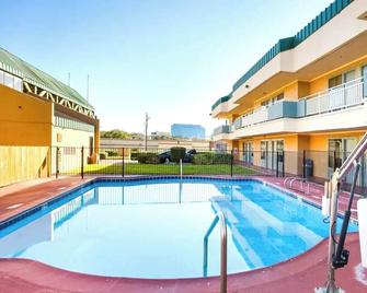 Homegate Studios & Suites San Antonio Fiesta Park - San Antonio - Pool