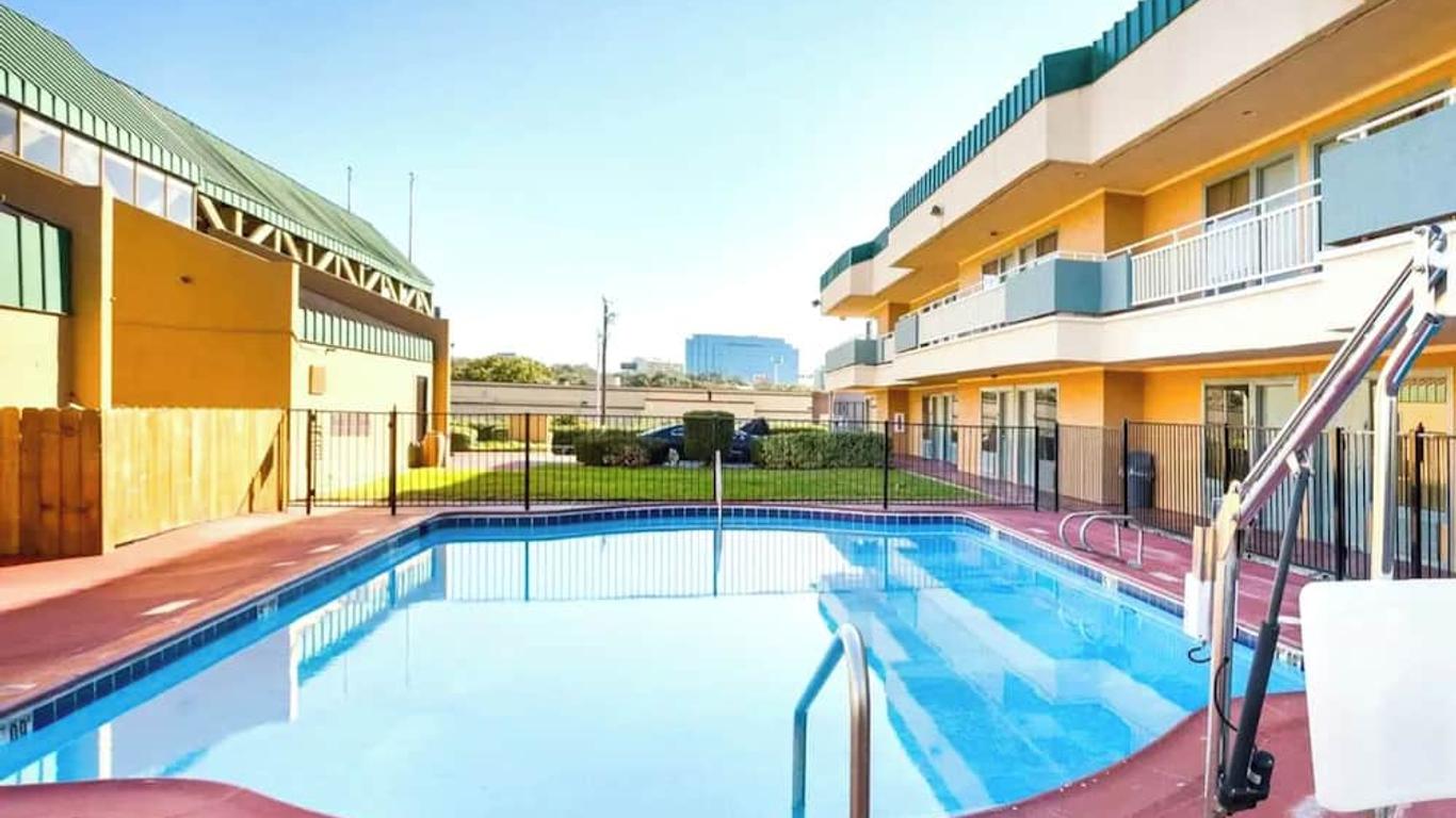 Homegate Studios & Suites San Antonio Fiesta Park