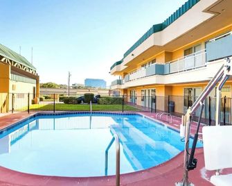 Homegate Studios & Suites San Antonio Medical Center - San Antonio - Piscina