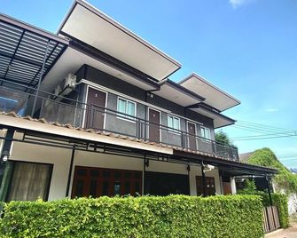 Ploynam Homestay - Amphawa - Building