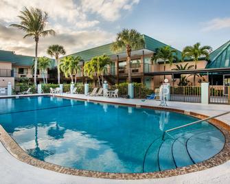 Super 8 by Wyndham North Palm Beach - North Palm Beach - Pool