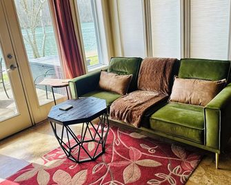 Spacious Lakeside Country Getaway - Hot Springs - Salon