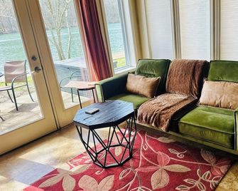 Spacious Lakeside Country Getaway - Hot Springs - Sala de estar