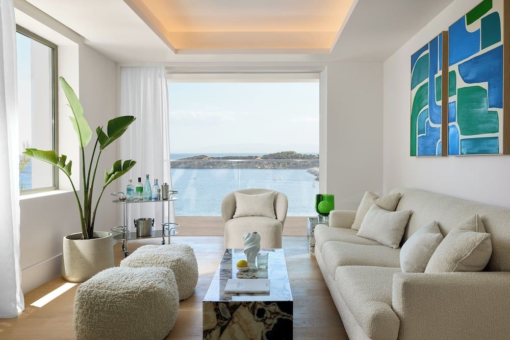 ذا روك كلوب، إيه جريكوتل هوتل تو ليف