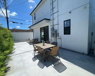 Modern 3br Luxury Adu W/ Designer Kitchen & Laundry in Rancho Park - Los Angeles - Hàng hiên