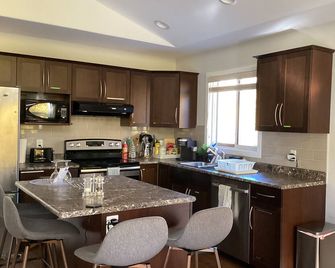 Charming 3-bedroom cottage with WiFi and AC in fabulous Hillside/Victoria Beach - Wanasing Beach - Cocina