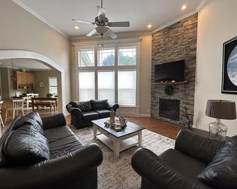 Sports Fans 5 Bedroom | 3 Bath | Sleeps 16! Only 12 Min From Mizzou | Breakfast - Columbia - Stue