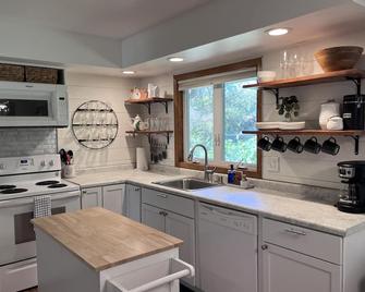 Kid friendly home 10 minutes from the Mall of America - Burnsville - Kitchen
