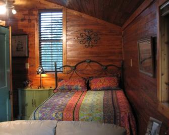 Charming Camping Cabin Rental With Encha - College Station - Bedroom
