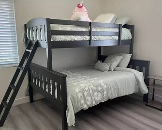 Home for a Month! All Inclusive Comforts · EV Charger\n - Alhambra - Habitación