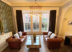 The Deakin at Claremont Serviced Apartments - Leeds - Living room