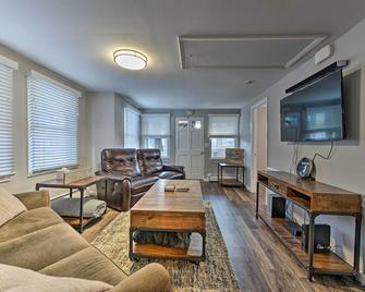 Gulf Coast Cottage - Walk to Beach & Boardwalk! - Point Pleasant Beach - Living room