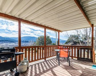 TR Greens House: w/ Hot tub, close Hose Racing Action - Ruidoso Downs - Balcony