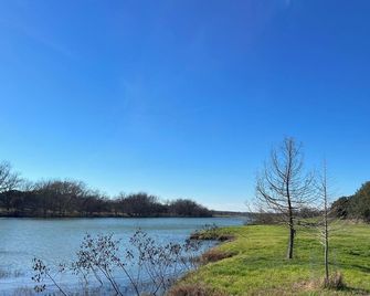 Adorable 50's-themed cabin at River's Edge Campground w/ resort amenities. - Johnson City - Outdoors view