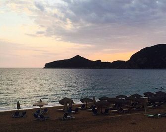Belle Helene Hotel - Agios Georgios Pagon - Playa