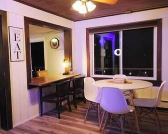 Eclectic Riverside Home 3 Season Room Large Deck - Moline - Comedor