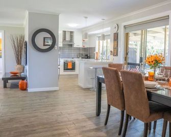 Stays with Ripley 3 min to hospital and beach Pet friendly - Urraween - Dining room
