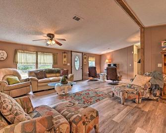 Peaceful Silver Springs Property - Pets Welcome! - Silver Springs - Living room