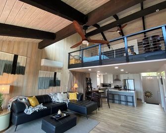 Experience Newport in the heart of the Harbor District with incredible sunsets - Newport - Living room