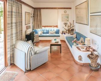 Beautiful Home In Melissi Xylokastro - Melissi - Вітальня
