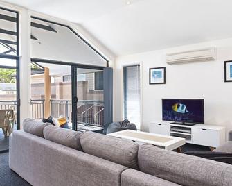 Sienna, 27a Christmas Bush Avenue - Duplex with aircon, wi-fi and close to Dutchie's Beach - Nelson Bay - Living room
