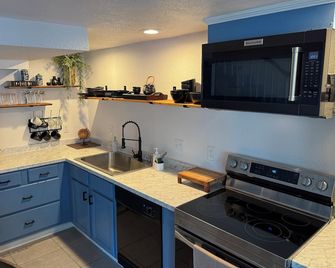 Traveler's Respite - 2 Bedroom - Temple - Kitchen