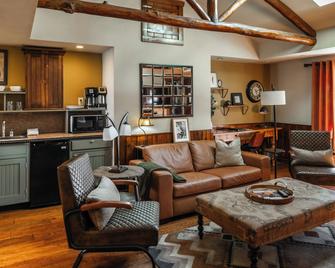 Highland Haven Creekside Inn - Evergreen - Wohnzimmer