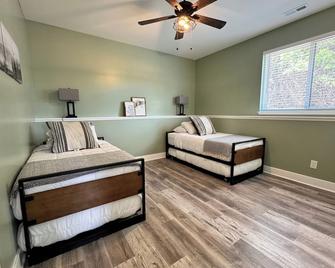 100 Acre Relaxing Retreat Near Ark- The Cabin - Williamstown - Bedroom