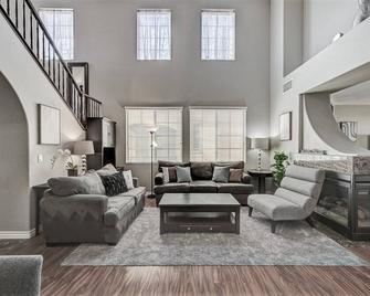 King Suite -Spa- Fast Wifi - Paradise - Living room