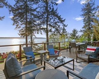 Stunning Waterfront Beach House - Stanwood - Balcón