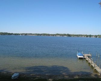 Gorgeous Sandy Beachfront Paw Paw Lake Home With 155 Ft. Of Frontage And Dock - Watervliet - Sala de estar