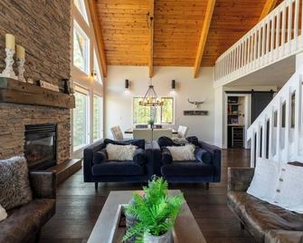 Hot Tub | Ski In | 10 Min Walk to the Lifts - Fernie - Living room