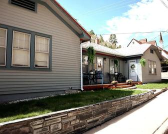 Rare Hideaway on Main, Retro unit - Deadwood - Building