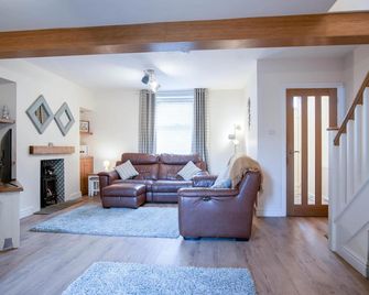 Ty George - 3 Bedroom Cottage - Tenby - Tenby - Living room