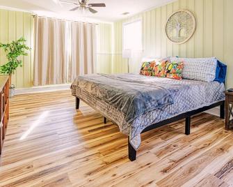 Homerun! quiet, near Riverwalk, USC & Ft. Jackson - Cayce - Bedroom