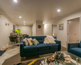 Central on Keiss - Blenheim Holiday Home - Blenheim - Living room