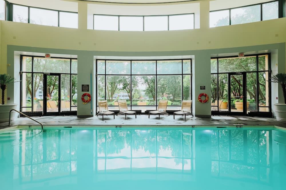 DoubleTree Suites by Hilton & Conference Center Chicago - Downers Grove - Downers Grove - Piscina