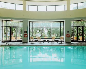 DoubleTree Suites by Hilton & Conference Center Chicago - Downers Grove - Downers Grove - Piscina